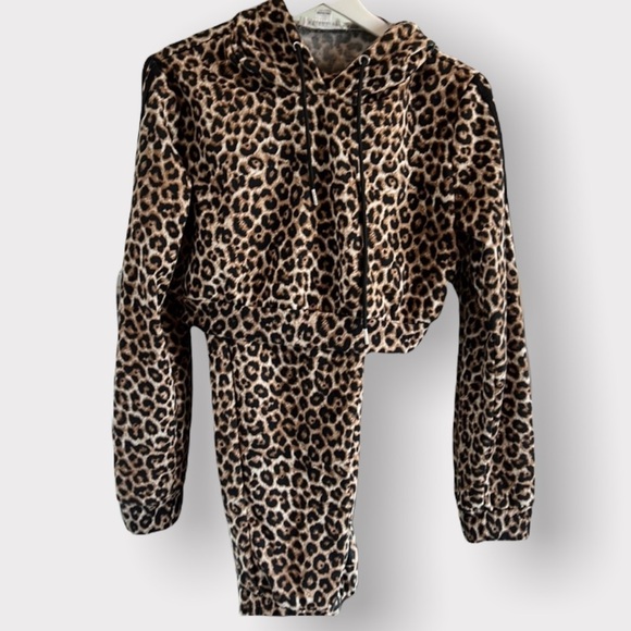 The “Leopard “ active set Top and  pants - Picture 6 of 9